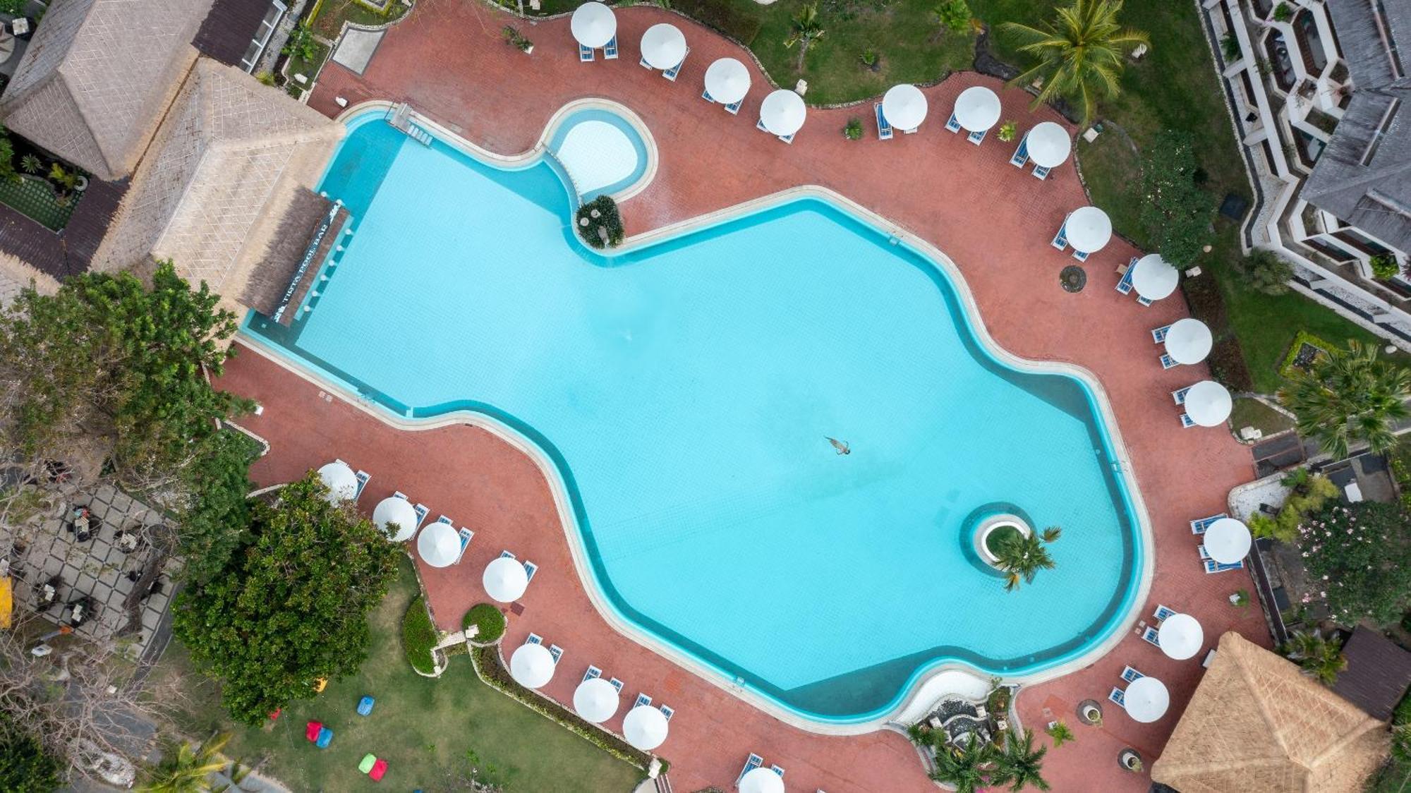 براما سانور بيتش بالي المظهر الخارجي الصورة Aerial view of a swimming pool