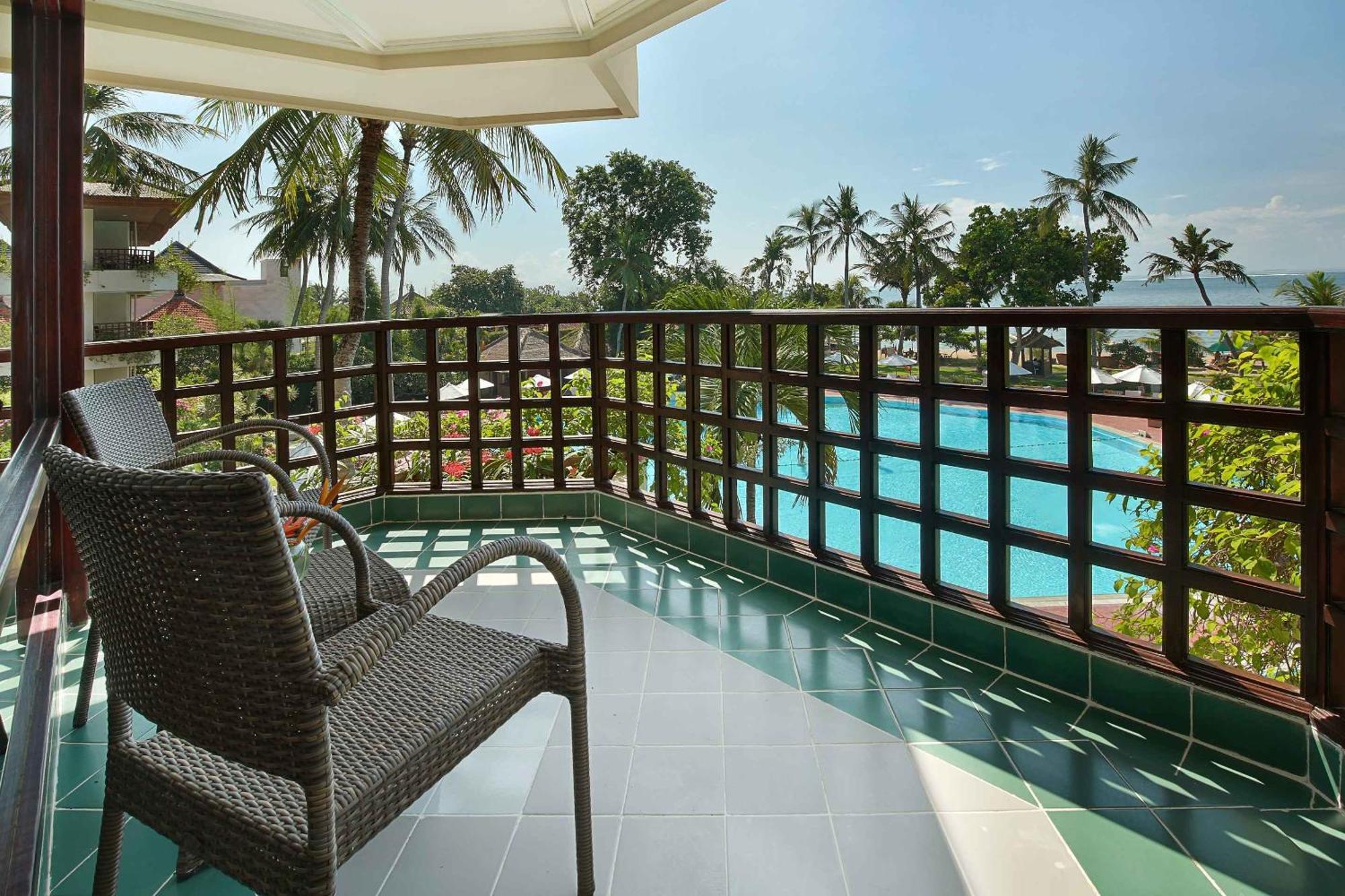 براما سانور بيتش بالي المظهر الخارجي الصورة Balcony of a hotel room